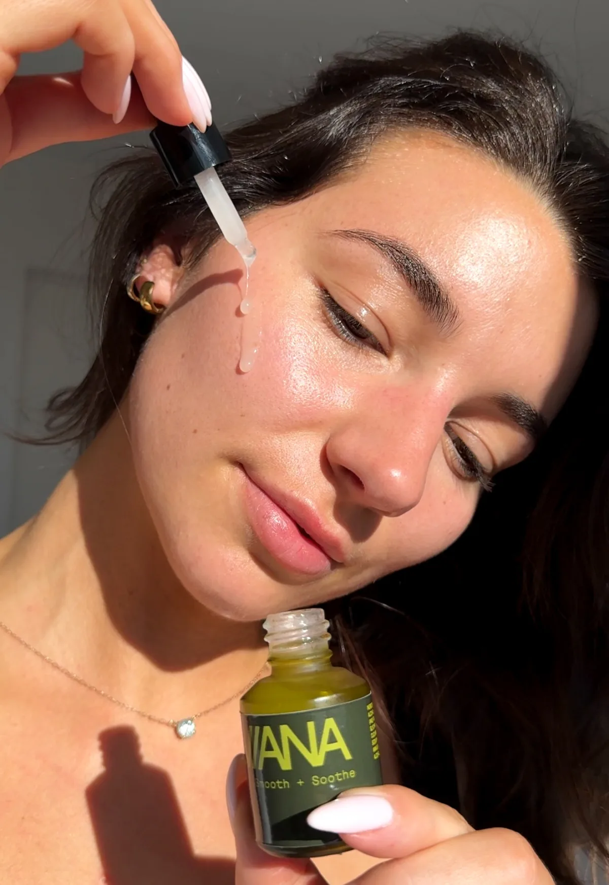 A customer selfie with the Reviana eye cream